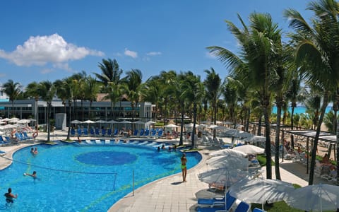 4 outdoor pools, pool umbrellas, sun loungers