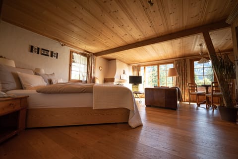 Junior Suite | In-room safe, individually decorated, individually furnished, desk