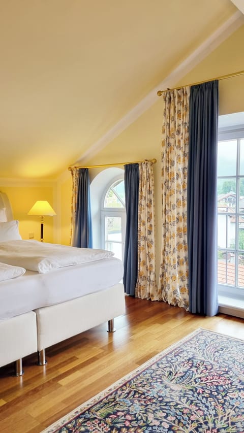 Presidential Suite | Hypo-allergenic bedding, down comforters, pillowtop beds, minibar