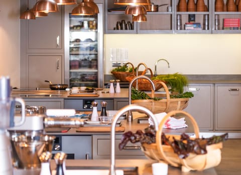 2 restaurants, breakfast, lunch, dinner served; British cuisine