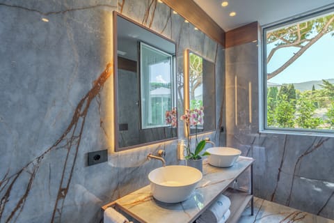 Suite, Hot Tub (Master, Seaside) | Bathroom | Combined shower/tub, free toiletries, hair dryer, bathrobes