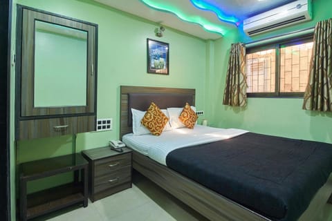 Deluxe Room, 1 King Bed | Pillowtop beds, in-room safe, soundproofing, free WiFi