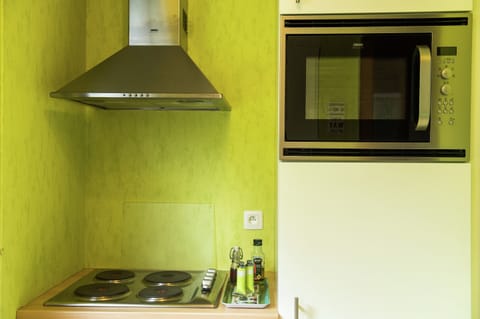 Fridge, electric kettle, toaster, highchair