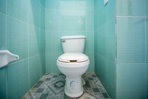 Family Room | Bathroom | Shower, free toiletries, towels, soap