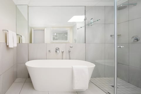 Premier Suite | Bathroom | Free toiletries, hair dryer, bathrobes, slippers