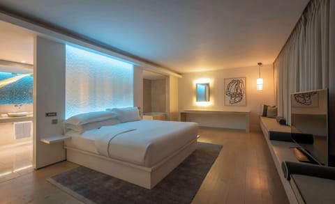 Suite, 1 King Bed (Penthouse) | Hypo-allergenic bedding, in-room safe, desk, laptop workspace