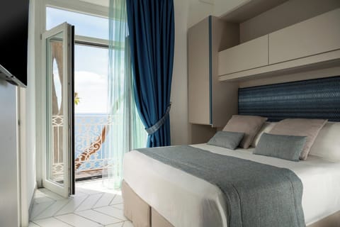 Premium bedding, down comforters, minibar, in-room safe