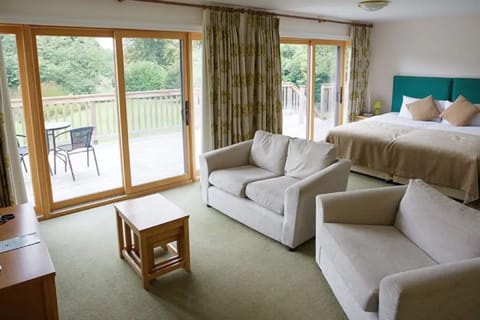 Deluxe Cabin, 1 King Bed, Kitchen, Garden View | Desk, iron/ironing board, free WiFi, bed sheets