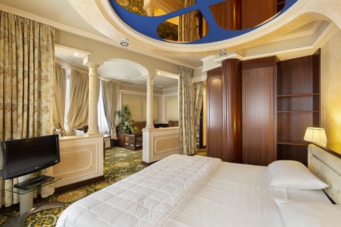 Suite | Minibar, in-room safe, desk, blackout drapes