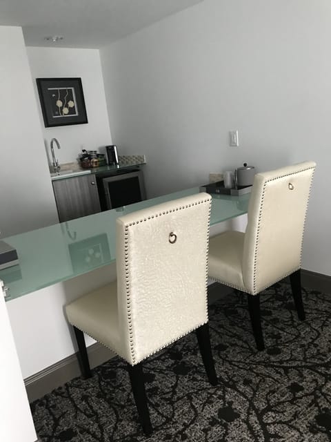 Deluxe Room, 1 King Bed, Non Smoking | In-room safe, blackout drapes, soundproofing, iron/ironing board