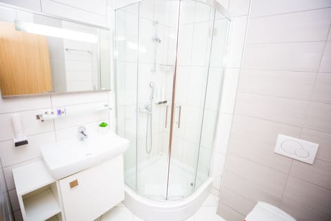 Standard Double Room | Bathroom | Shower, hair dryer, towels