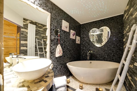 Standard Double Room | Bathroom | Free toiletries, towels