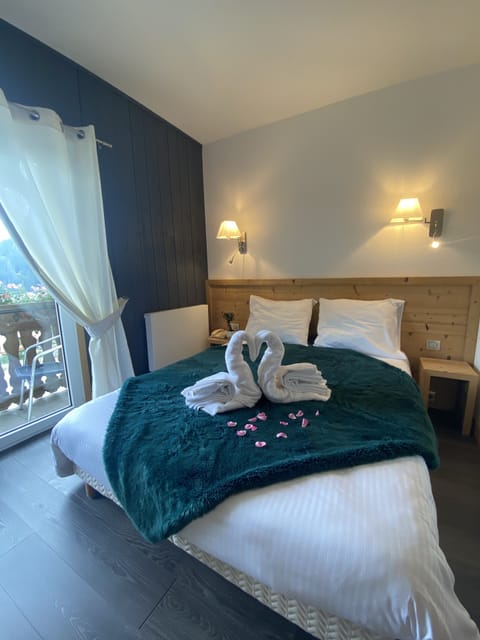 Double Room, Lake View | Desk, soundproofing, iron/ironing board, free cribs/infant beds