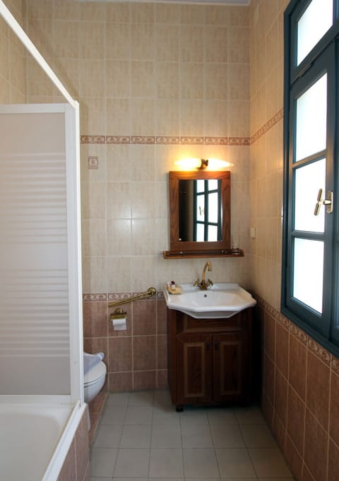 Double or Twin Room | Bathroom | Hair dryer, towels