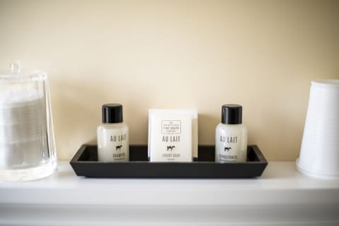 Superior Double Room (Room 1) | Bathroom | Shower, free toiletries, hair dryer, towels