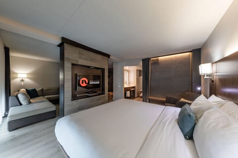 Studio, 1 King Bed | Premium bedding, desk, laptop workspace, iron/ironing board