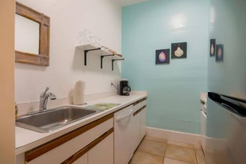 Deluxe Townhome, 1 King Bed w/Sofa bed - Fleming's Veranda 100 (bedroom access via spiral staircase) | Private kitchen | Coffee/tea maker, freezer