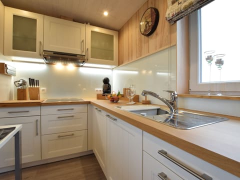 Cottage | Private kitchen | Microwave, electric kettle, toaster
