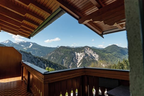 Individually decorated, individually furnished, laptop workspace