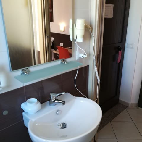 Double Room | Bathroom | Shower, free toiletries, hair dryer, bidet