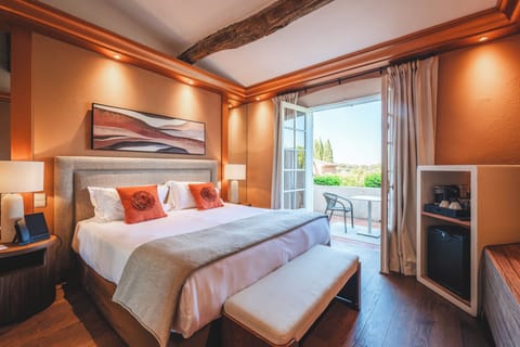 Junior Suite | Minibar, in-room safe, free cribs/infant beds, free WiFi