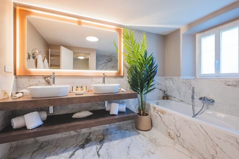 Junior Suite Duplex | Bathroom | Rainfall showerhead, bathrobes, slippers, towels