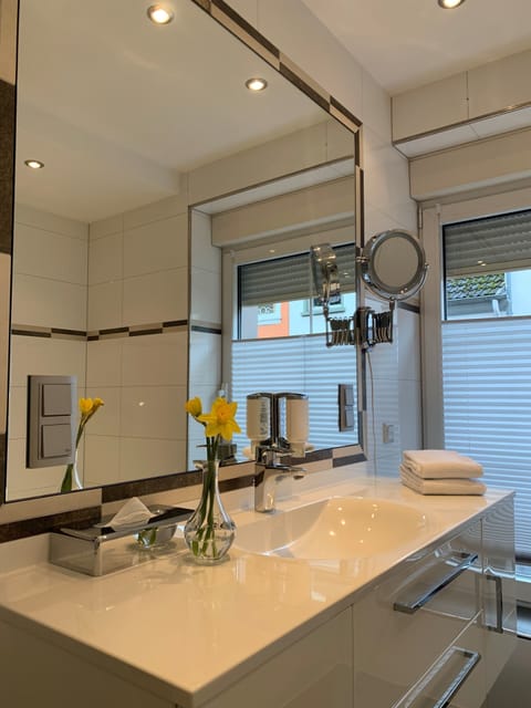 Apartment | Bathroom | Shower, free toiletries, hair dryer, towels