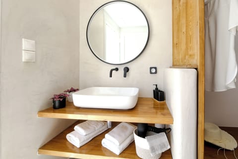 Deluxe Double Room with Sea View | Bathroom | Shower, hair dryer, towels, soap