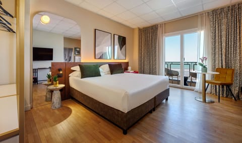 In-room safe, soundproofing, free WiFi, bed sheets