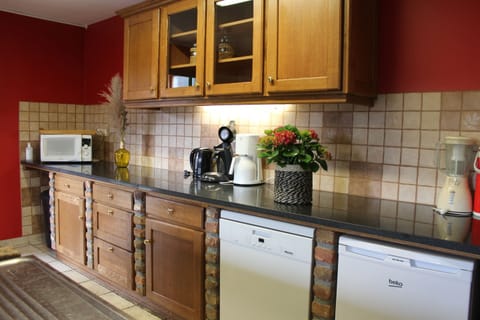 Cottage, Ensuite, Garden View | Shared kitchen | Highchair