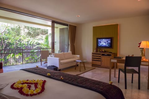 Minibar, in-room safe, desk, laptop workspace