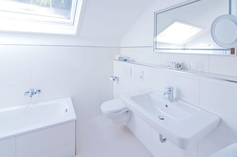 Deep soaking bathtub