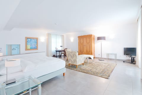 Hypo-allergenic bedding, minibar, in-room safe, individually furnished