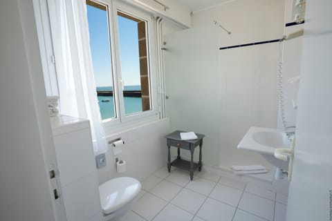 Standard Double Room, Ocean View | Bathroom | Hair dryer, towels