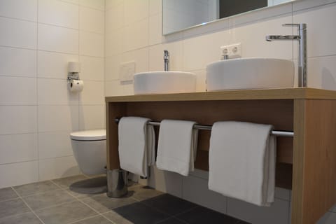 Suite | Bathroom | Hair dryer, towels, soap, shampoo