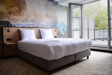 Suite | In-room safe, desk, free WiFi, bed sheets