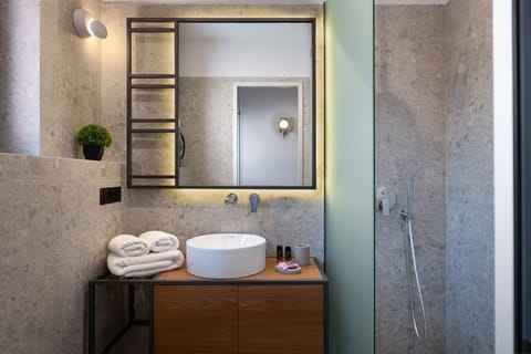 Double Room | Bathroom | Shower, rainfall showerhead, free toiletries, hair dryer