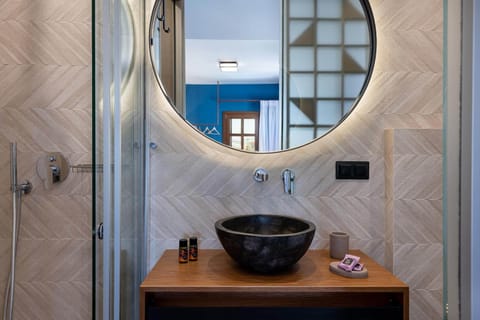 Superior Double Room, City View | Bathroom | Shower, rainfall showerhead, free toiletries, hair dryer