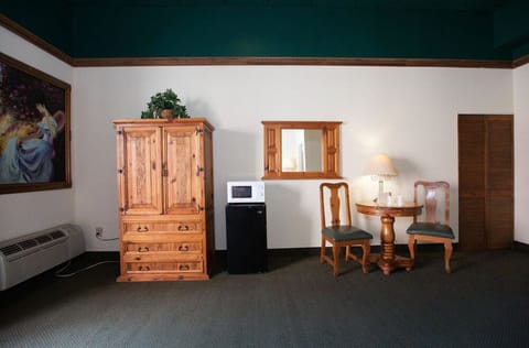 Deluxe King w/Patio | Free WiFi, bed sheets