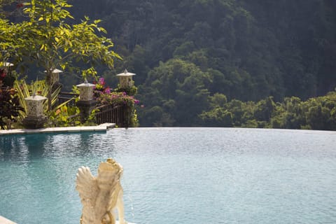 2 outdoor pools, sun loungers