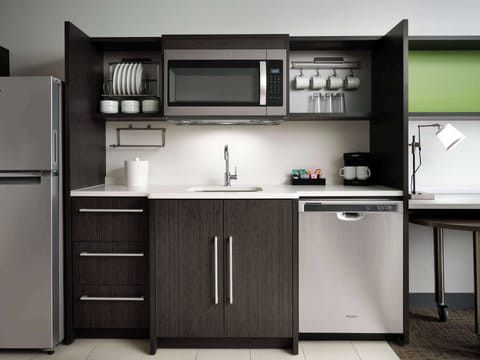 Full-size fridge, microwave, stovetop, dishwasher