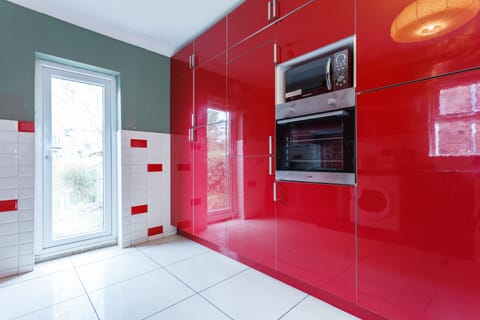 Full-size fridge, microwave, oven, stovetop