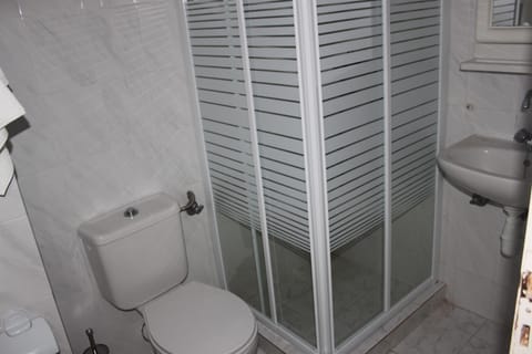 Double Room | Bathroom | Shower, free toiletries, hair dryer, slippers