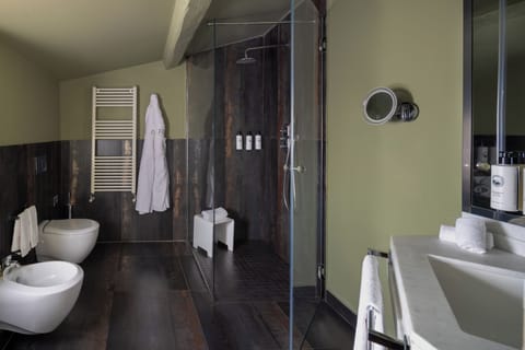 Rainfall showerhead, designer toiletries, hair dryer, bathrobes