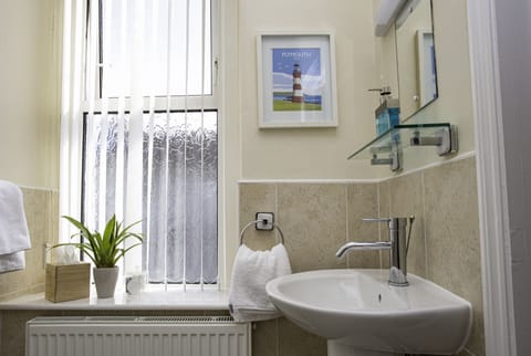 Single Room (single special) | Bathroom | Shower, free toiletries, hair dryer, towels