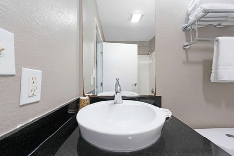 Combined shower/tub, towels, soap, shampoo