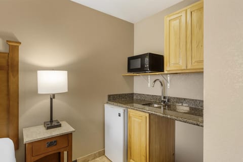 Standard Room, 1 King Bed, Non Smoking, Refrigerator & Microwave | Premium bedding, pillowtop beds, laptop workspace, blackout drapes