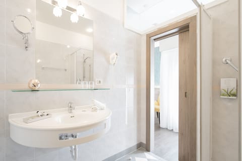 Comfort Double Room | Bathroom | Shower, free toiletries, hair dryer, towels