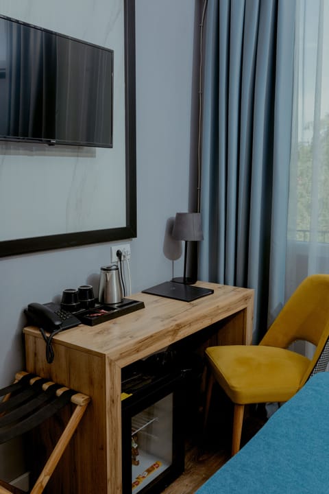 Standard Single Room | In-room dining