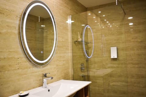 Economy Double or Twin Room | Bathroom | Shower, rainfall showerhead, free toiletries, hair dryer
